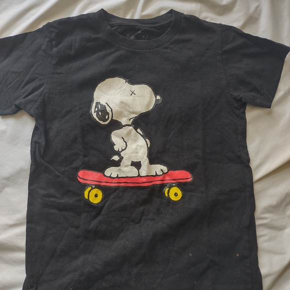 KAWS x Uniqlo x Peanuts Snoopy Skateboarding Tee - Picture 2 of 4